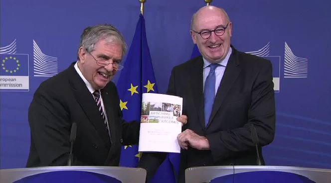 EUinNL's tweet image. Oud-landbouwminister Cees Veerman overhandigt @PhilHoganEU aanbevelingen voor landbouwers in de voedselketen bit.ly/2fqmyJu