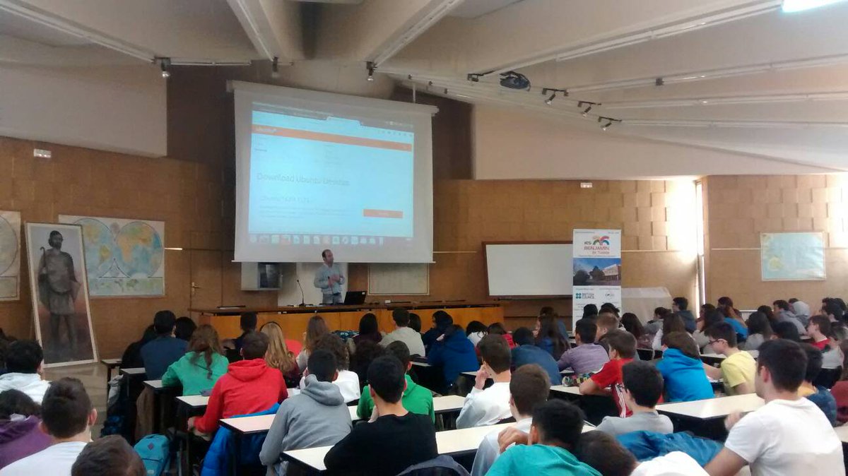 Javier_J_R's tweet photo. Comenzando charla de la semana del software libre con @mberdonces de fundación Dédalo en ies Benjamín https://t.co/1ktcIcLpwG