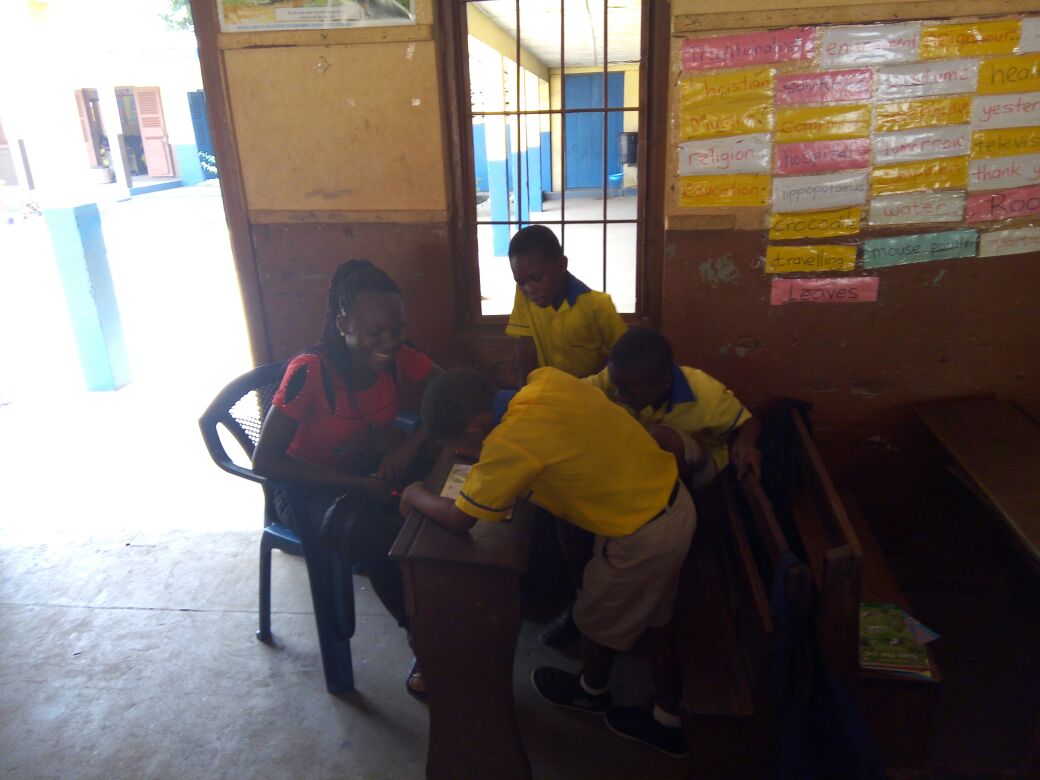 Unigaps_Acc's tweet photo. @Unigaps_Acc members in partnership w/@DatabankFound helping school kids of Calvary Methodist sch in ADK to read @Efya_Adele @cmghana https://t.co/rz5YDOelHe