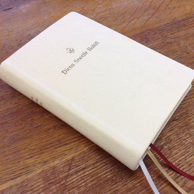 Lederveredlerin's tweet photo. Eine Taschenbibel kann so schön sein. Ganz in hellem Rindleder.
#mocaval #uniquebook https://t.co/dxAxD2Jqmm