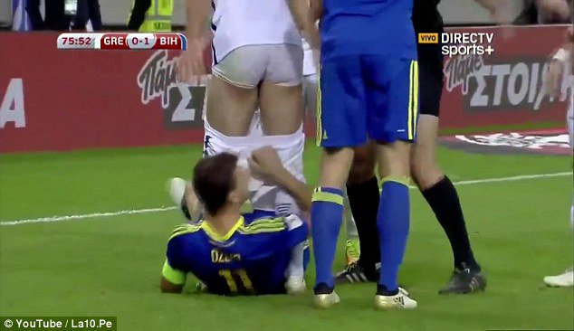 Rato_pati's tweet image. विपक्षीको कट्टु तान्दा बोस्नियाका कप्तानलाई रातो कार्ड #Ratopati shar.es/1IiPw4 via @Rato_pati #Dzeko