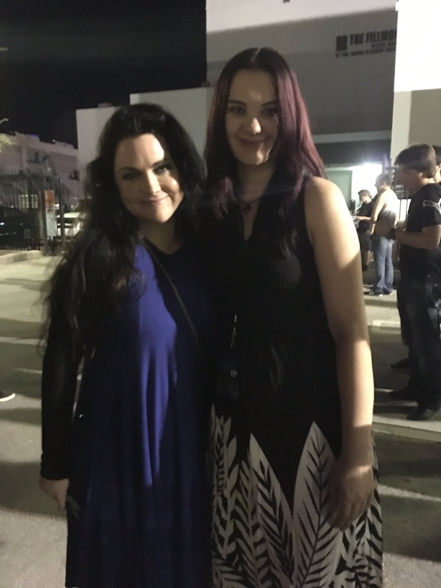 Going_Oceans's tweet image. Got to meet Amy, Jen, and Troy after the show tonight! Also had my VIP before the show.