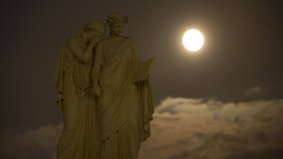 Gizmodo's tweet photo. NASA's tips for shooting the "supermoon" tonight https://t.co/UR3BgOXVo3 https://t.co/zqEKA2uE7a
