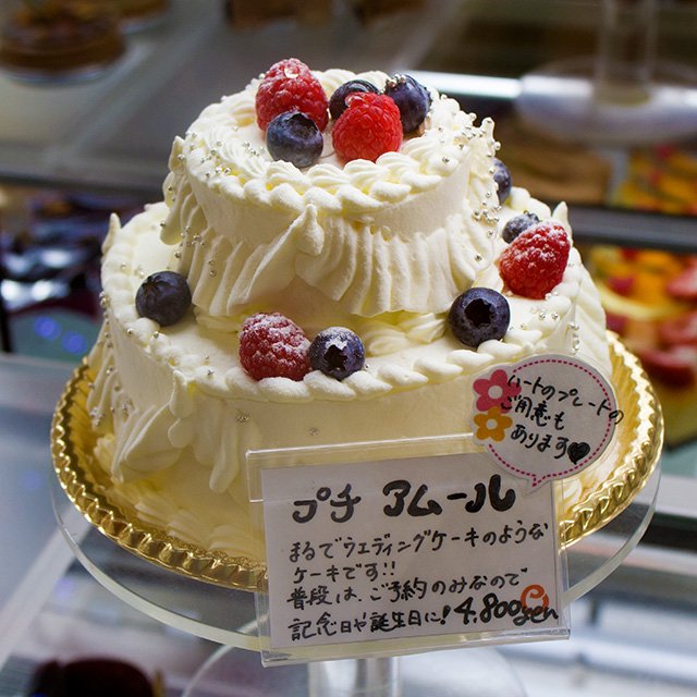 成田のケーキ屋さん ラ クレマンティーヌ Auf Twitter 成田店 大チャンスです 今月新発売のプチ アムール まるでウエディング ケーキのようなデザインの小さな2段のデコレーションケーキです 本日11 14 月 気まぐれでショーケースに登場いたしました 大切な