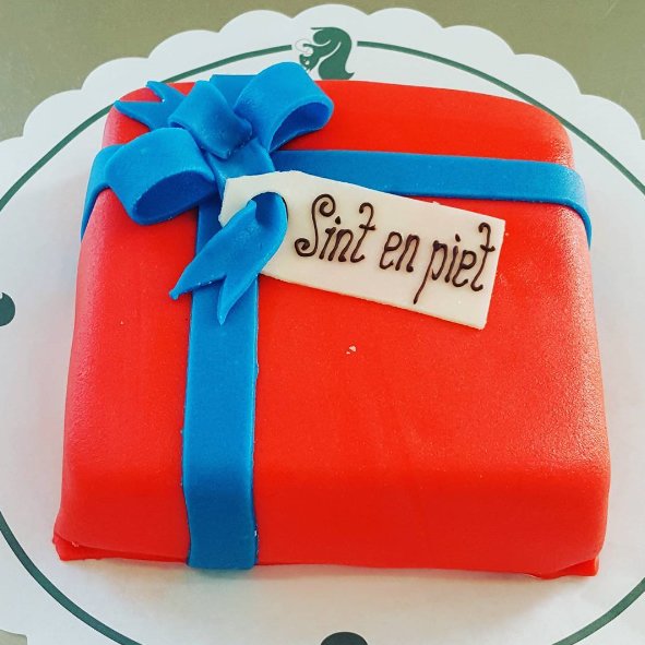 Hazelnootgebak's tweet photo. Een cadeautje moet er mooi uitzien, maar de inhoud is misschien nog wel belangrijker! Onze Pakjestaart! #sinterklaas #cadeau #pakje #taart https://t.co/1DYNxHdlQg