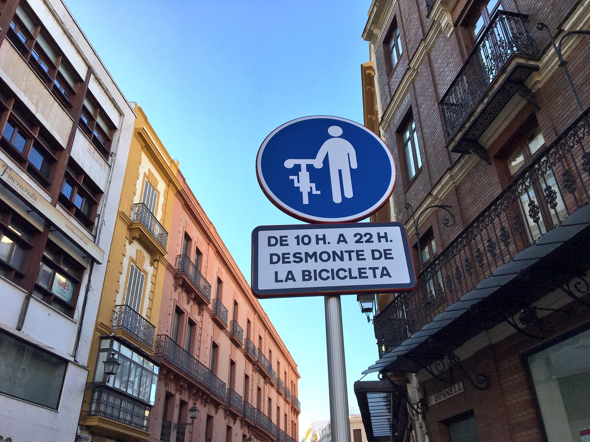 Andando con la bici por acera
