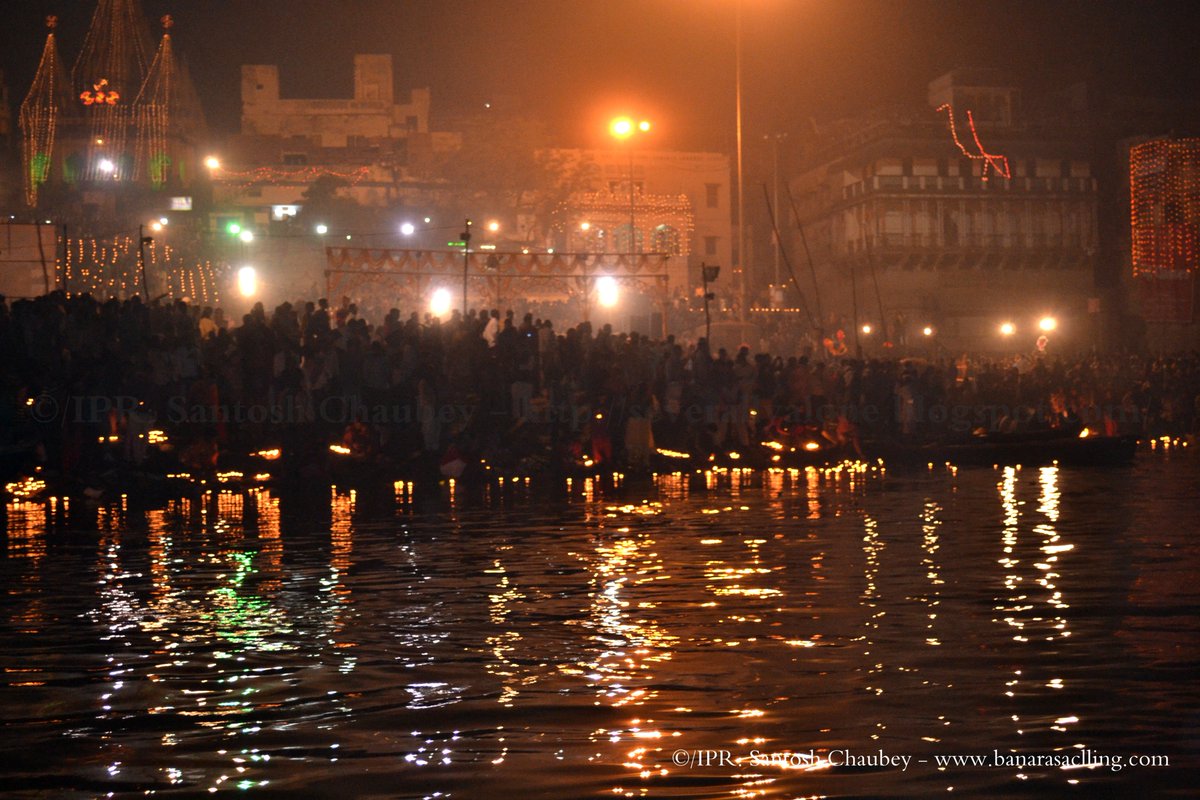 banarascalling's tweet photo. #VARANASI VIBES - DEV DEEPAWALI - #DEVDIWALI 
 #DevDeepawali #Diya #Ganges #KartikPurnima #Kashi #Banaras #Ganga #Ghat https://t.co/vtGsScNfUd