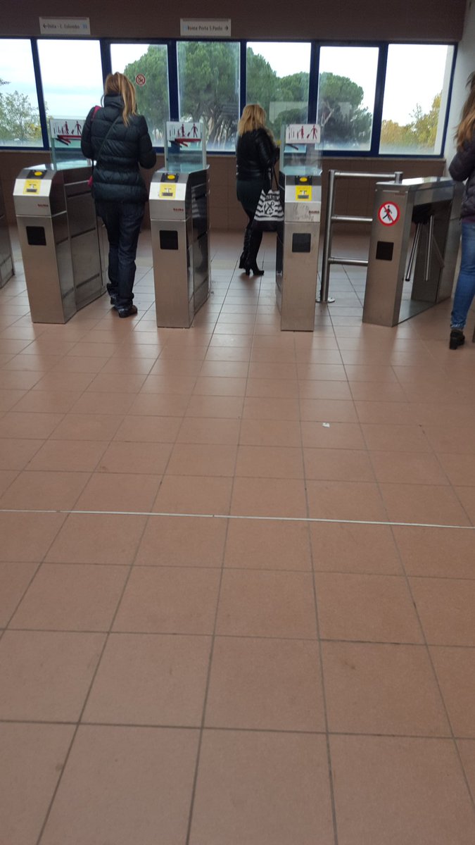romainmetro's tweet photo. Ok che non c'è corrente ma qualcuno a vigilare? @romafaschifo @iltrenoromalido https://t.co/2Fu8JOj7dg