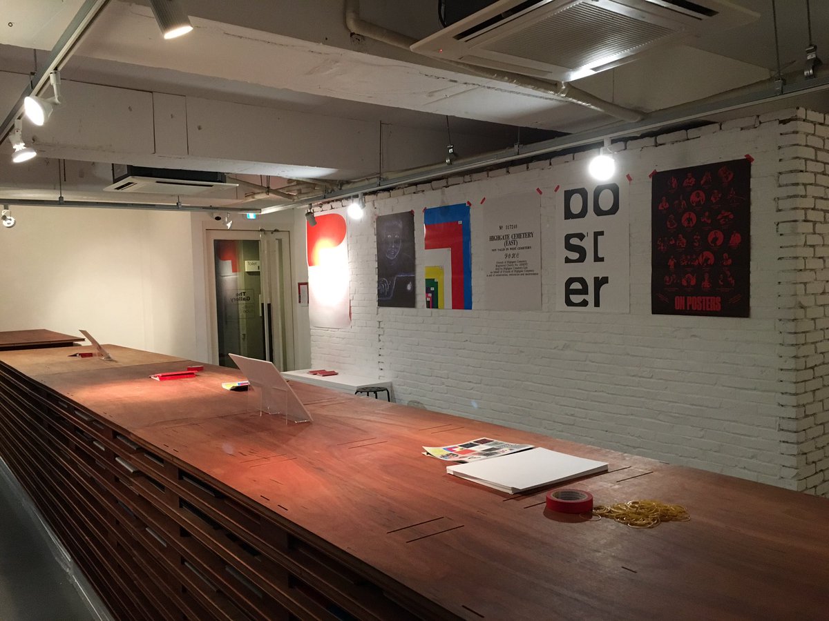 presspropaganda's tweet image. 어제까지 열린 포스터이슈 2016 전시가 모두 끝났습니다. 참여해주신 작가들과 방문객들께 감사드립니다. 포스터숍은 23일까지 연장 운영합니다. 전시했던 포스터들의 일부를 포스터숍에 붙이고 있습니다.

장소: 땡스북스 2층
시간: 12:00~20:00