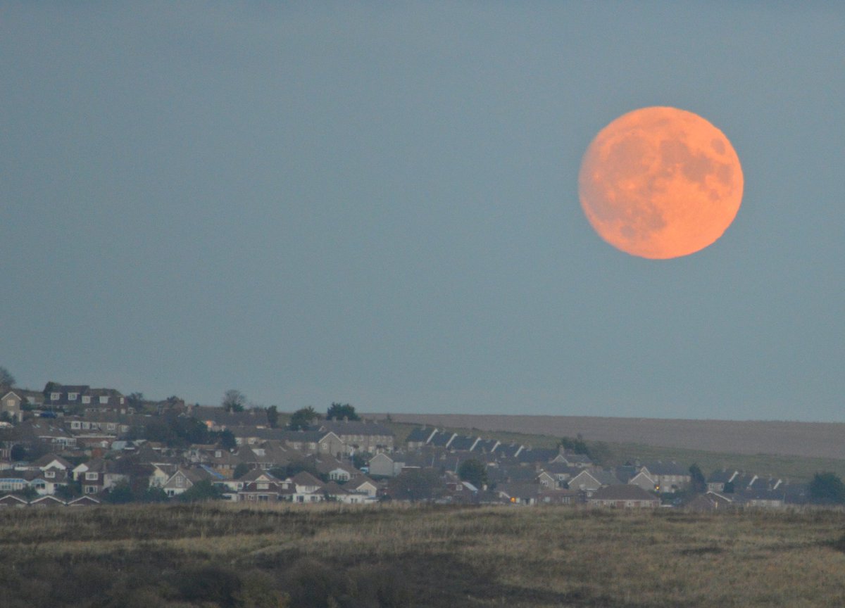 rdatoday's tweet photo. @bbcsoutheast #supermoon made an early show last night above #peacehaven #sussex #novembersupermoon https://t.co/V0sYhxwBBW
