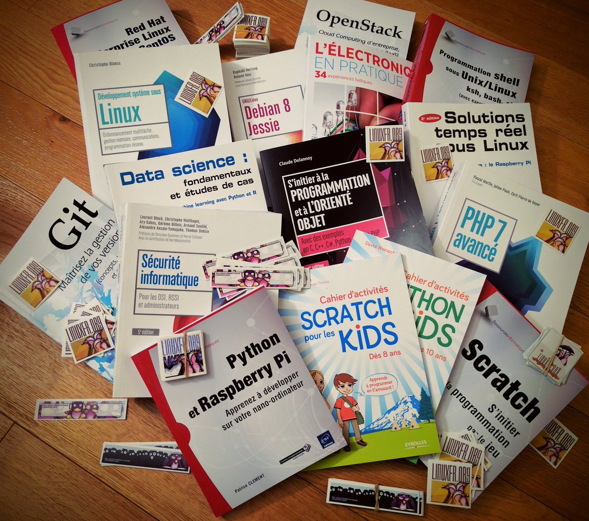 linuxfrorg's tweet image. Plein de stickers &amp;amp; de livres @EditionsENI @Eyrolles &amp;amp; @editionsdiamond à gagner sur notre stand B5 à @OSS_Paris cette semaine! #OSSPARIS16