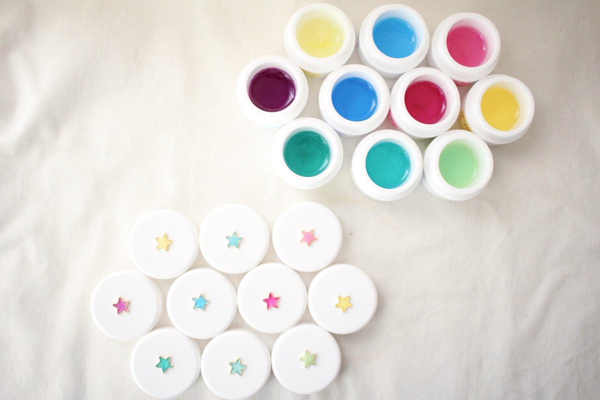 Pepe ジェルネイル用のケース Uvカットのもの に保管 パッと中身がわかるようにフタに 型フレームを付けてその中に色付けをしたレジン液を どんな混ぜ方をしたのかわかるようにサイドにはラベルシールを フタを開けなくても中身が何なのか