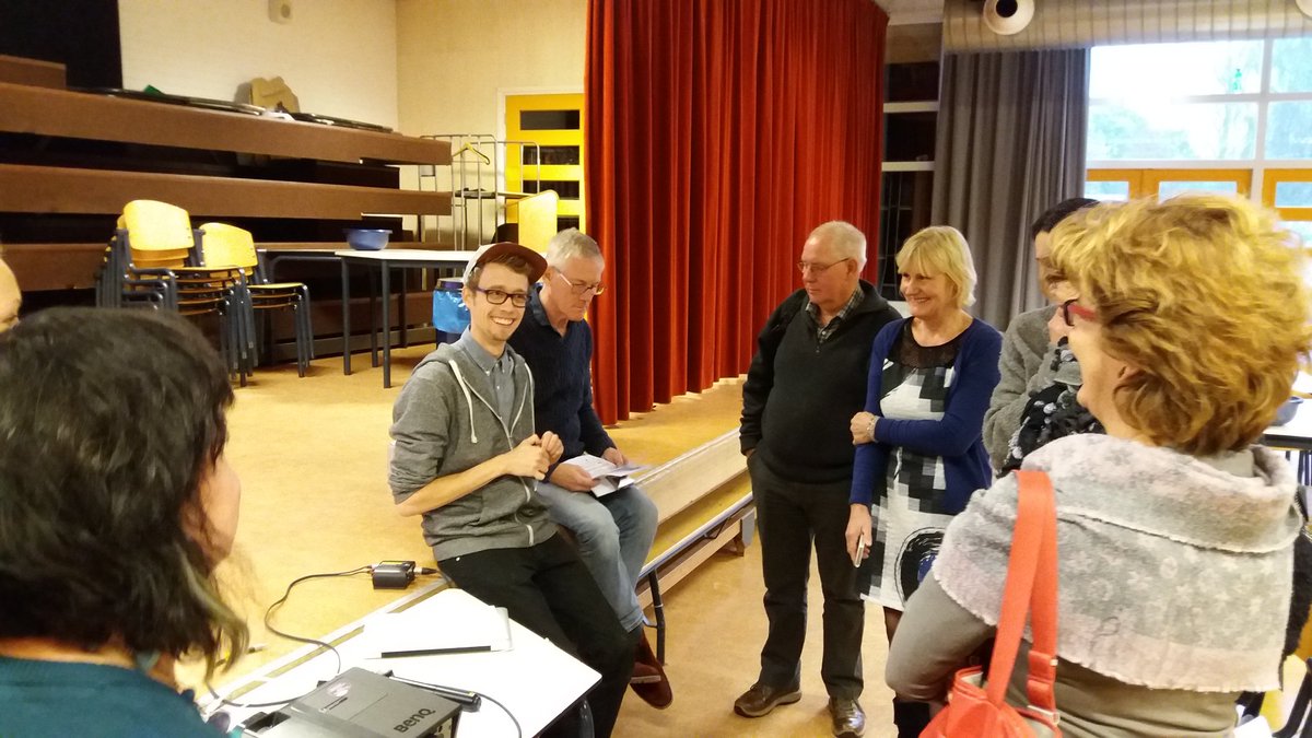 Documentairemaker JesseDeVries bereidt leerlingen @Ulenhofcollege voor op LevendeLiefdeproject.