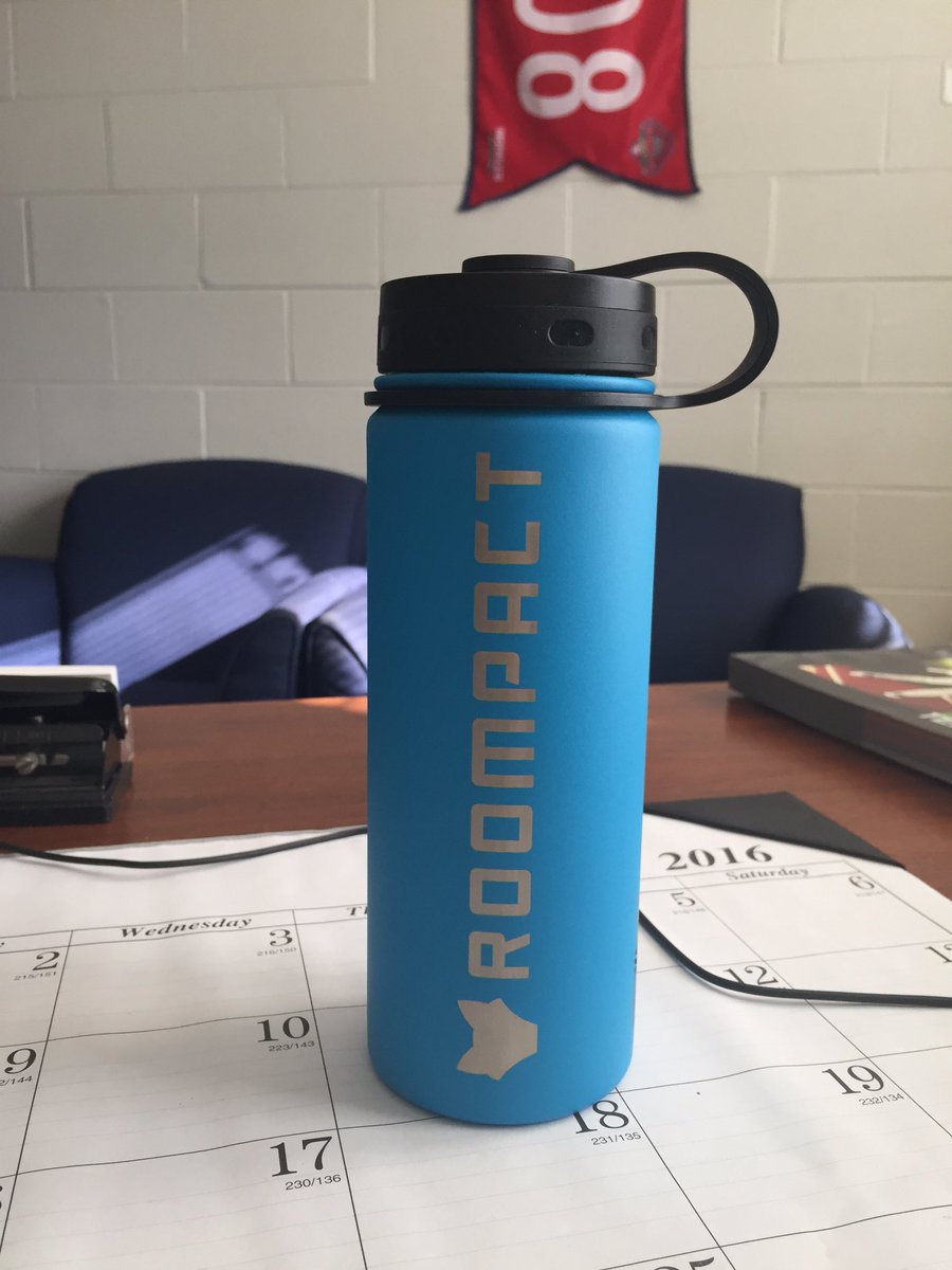 SHammell45's tweet image. Awesome finally meeting Dan from @Roompact at #MACUHO2016 Great building our relationship! And thanks for the swag!