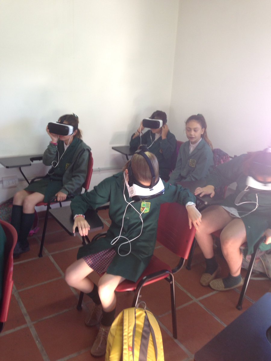 Zaal_86265's tweet image. Alumnos 5 año del CNS visitaron Casa RED. #RedVirtual @edgaralarconm @Munirivadavia1 @JUReynoso