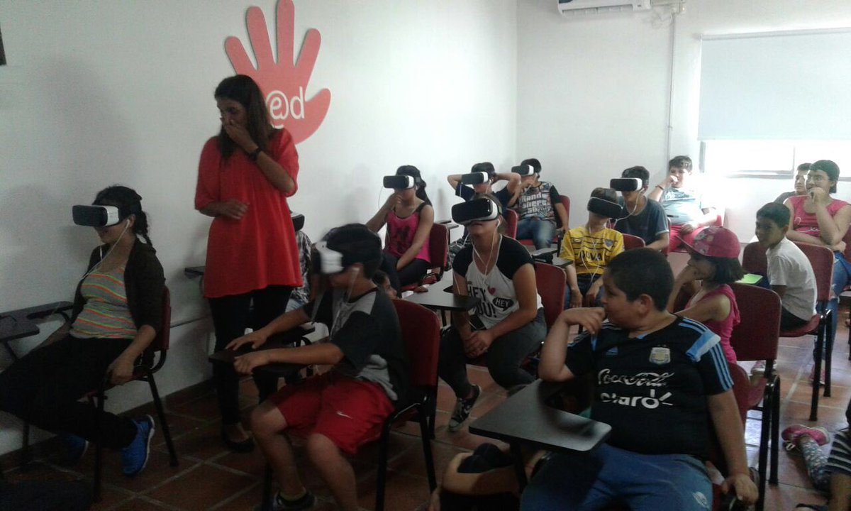 Zaal_86265's tweet image. Alumnos del Centro Complementario de Carlos Casares visitaron Casa RED #RedVirtual @Munirivadavia1 @edgaralarconm @JUReynoso