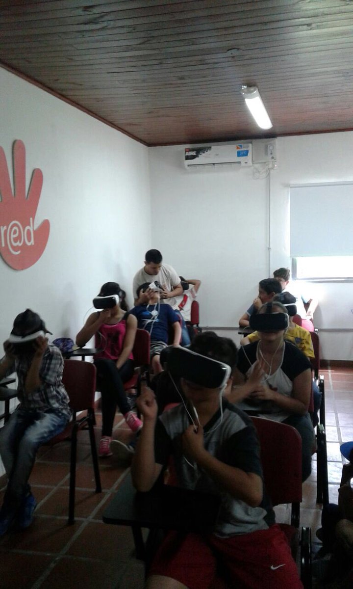 Zaal_86265's tweet image. Alumnos del Centro Complementario de Carlos Casares visitaron Casa RED #RedVirtual @Munirivadavia1 @edgaralarconm @JUReynoso