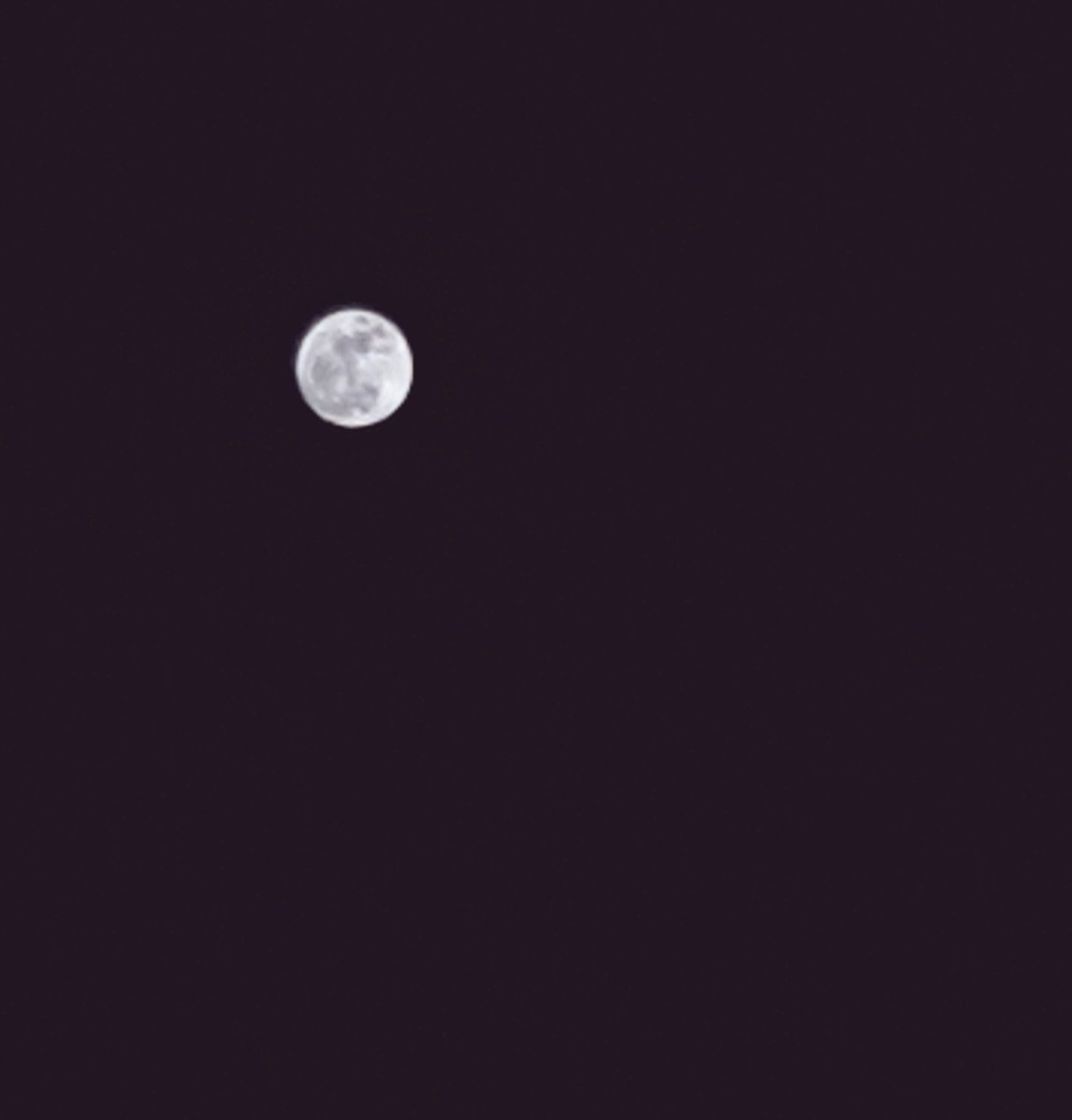 kristoffer_val's tweet photo. Capture the moon at its brightest. #supermoon #perigee #shittyphonecamera https://t.co/LWCikBDZeL