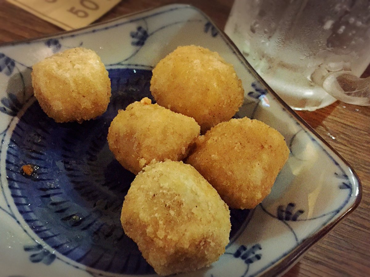 せんべろnet 里芋ホクホク250円 ほんのり下味のついたサクッとホクホクな里芋揚げ 里芋好きにおすすめのメニュー せんべろ 立ち飲み 池袋 でかんしょ 別メニューのポン酢につけても