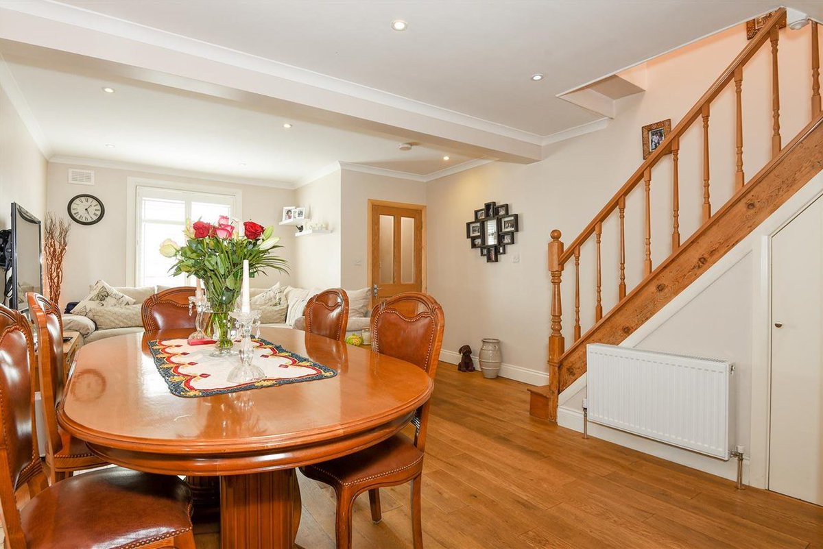 JacksonsSW's tweet image. Property of the week: A beautifully finished three double bedroom family home in the Heart of #WandsworthTown. goo.gl/O9Tn2K