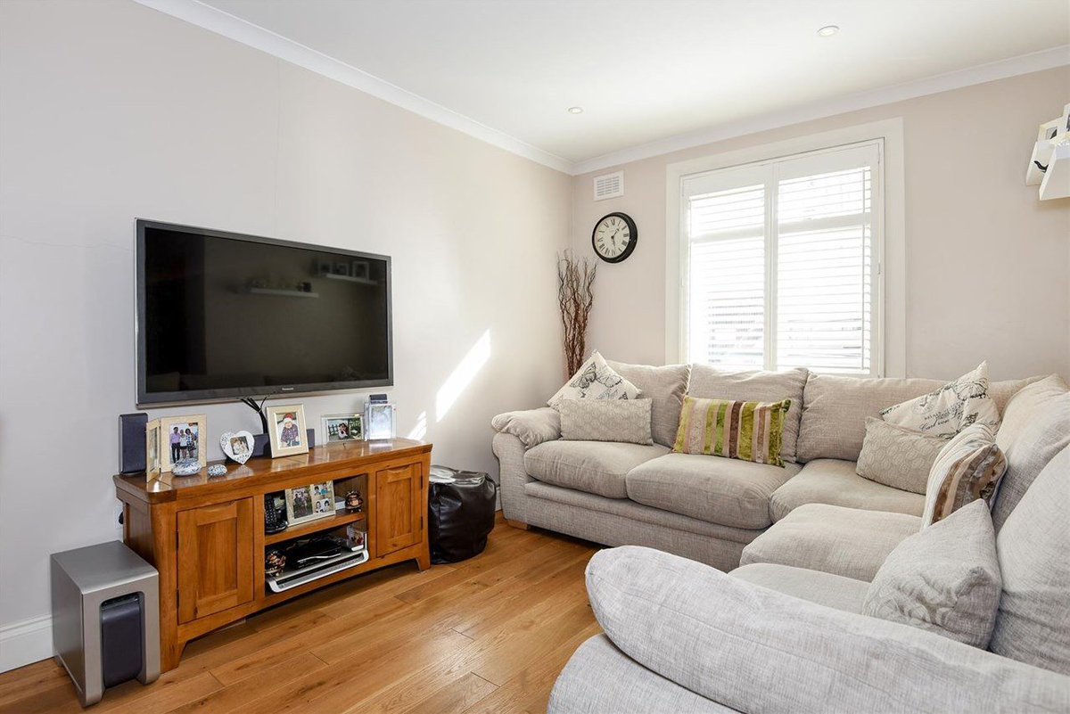 JacksonsSW's tweet image. Property of the week: A beautifully finished three double bedroom family home in the Heart of #WandsworthTown. goo.gl/O9Tn2K