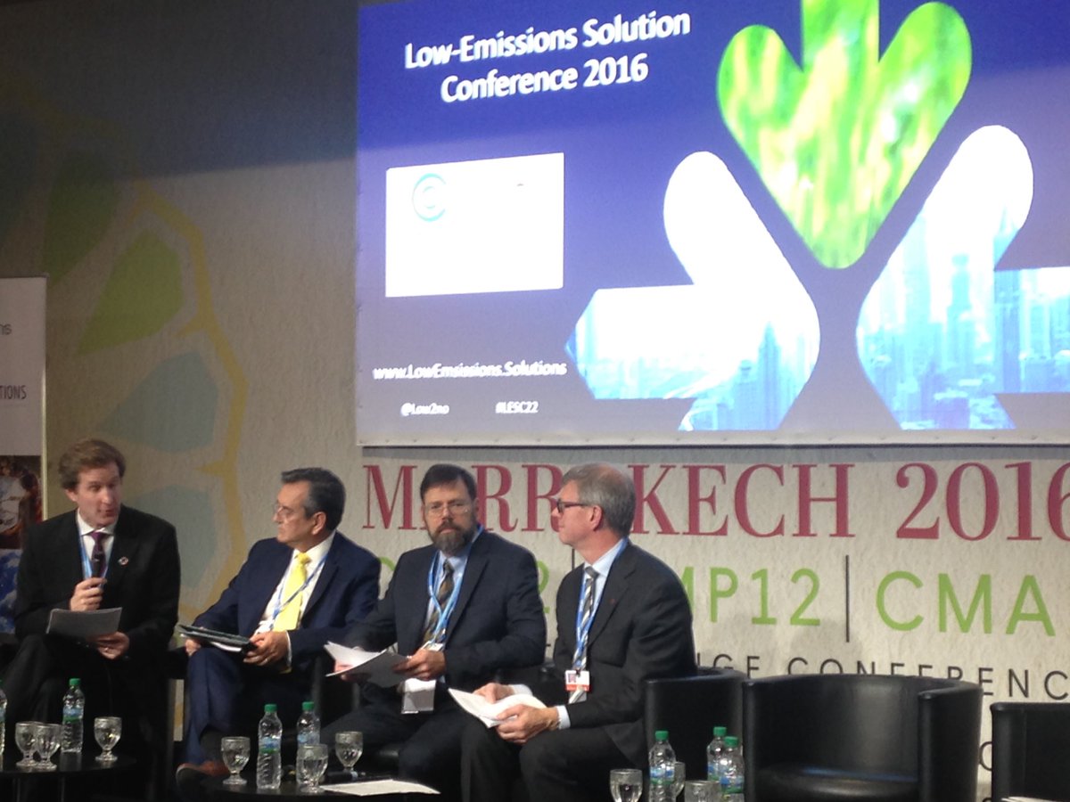 catabreu_'s tweet photo. Thank you @JeffDSachs for reminding Canada,US,Mexico that domestic decarbonization means stopping fossil fuel exports! #cop22 #copcan https://t.co/w9IMkN7hhA