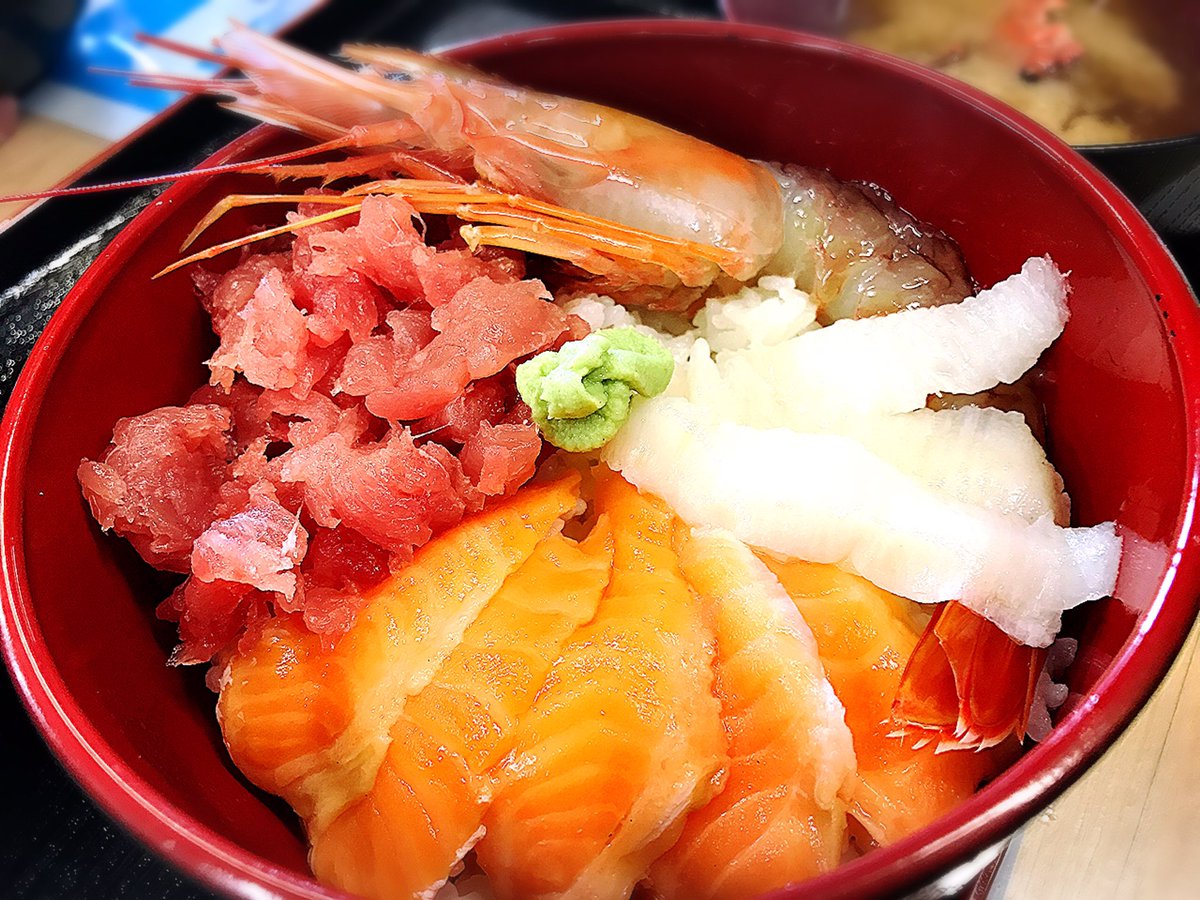 901 塩釜仲卸市場 自分海鮮丼 市場内で好きなネタ買って300円のご飯と味噌汁を購入 乗っけて完成の自分海鮮丼 マグロ エンガワ サーモン エビを乗せてみました ご飯も含めて800円の海鮮丼でした 塩釜 塩釜仲卸市場 海鮮丼 901 塩釜仲卸市場 自分海鮮丼 市場内で好きなネタ買って300円のご飯と味噌汁を購入 乗っけて完成の自分海鮮丼 マグロ エンガワ サーモン エビを乗せてみました ご飯も含めて800円の海鮮丼でした 塩釜 塩釜仲卸市場 海鮮丼