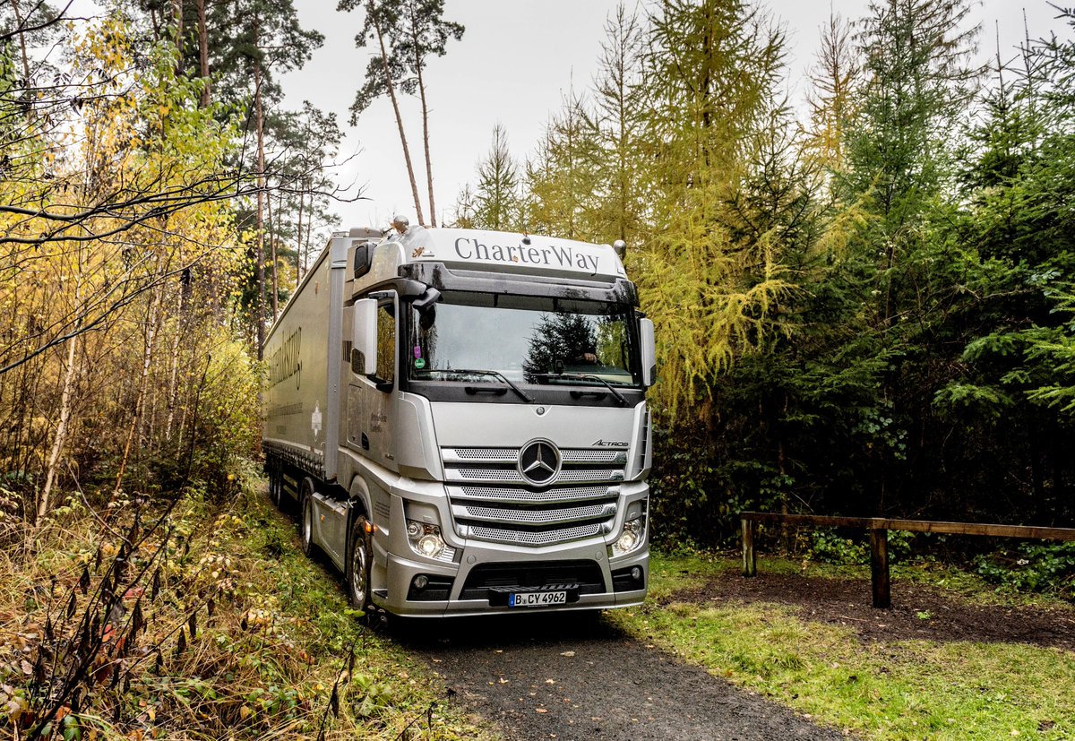 DaimlerTruckUK's tweet image. More pics of the #Coburg #Christmas tree and #Actros entering, loading, exiting the forest and with Ehrenburg Palace. For the @RoyalFamily