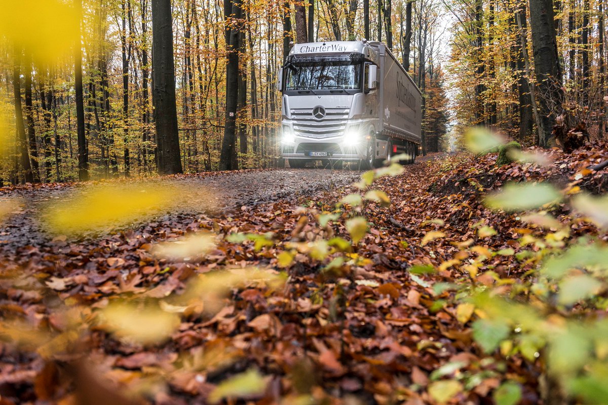DaimlerTruckUK's tweet image. More pics of the #Coburg #Christmas tree and #Actros entering, loading, exiting the forest and with Ehrenburg Palace. For the @RoyalFamily