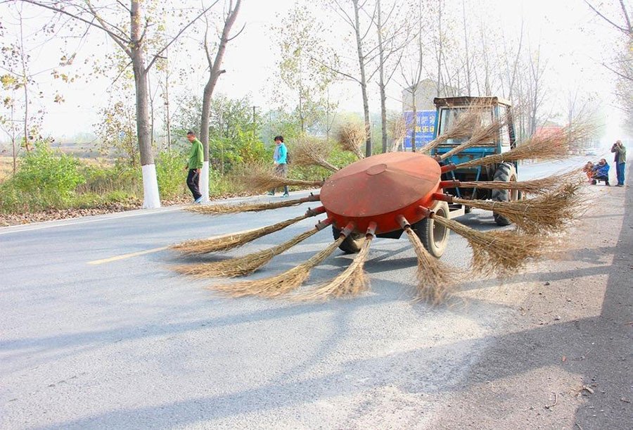 CCTV's tweet photo. Tractor-turned street-sweeper wipes roads in Xiaogan, central China's Hubei province https://t.co/2ui0ozpwGz