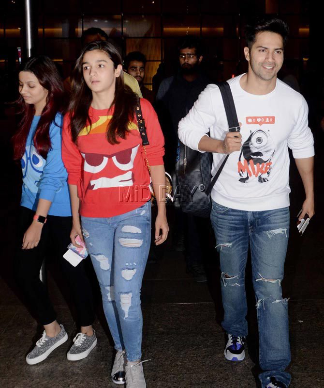 ultrasvarun_dvn's tweet photo. Varun With Alia And Her Sister Shaheen At Airport Mumbai 😘 Guys Btw I Love All Ur Shirts It is So Cute 😍😘😂🙈 https://t.co/ATLXRxRsyg
