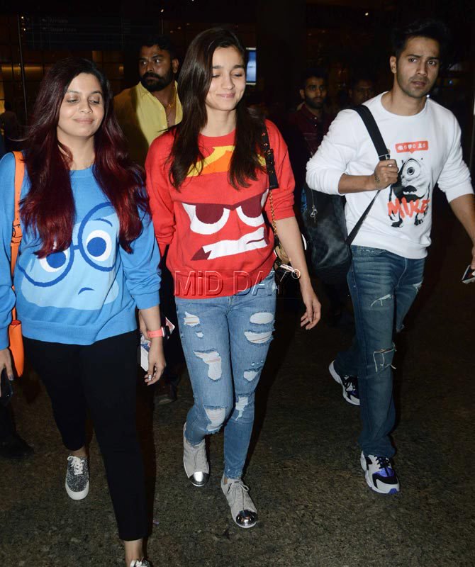 ultrasvarun_dvn's tweet photo. Varun With Alia And Her Sister Shaheen At Airport Mumbai 😘 Guys Btw I Love All Ur Shirts It is So Cute 😍😘😂🙈 https://t.co/ATLXRxRsyg