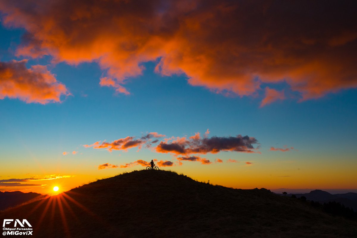 MiGoviX's tweet image. Le bonheur, c'est ca: Debout 4h, Objectif voir le levé de soleil à plus de 1600m alt. entre copains
#VTT #PyreneesOrientales #RideIn66