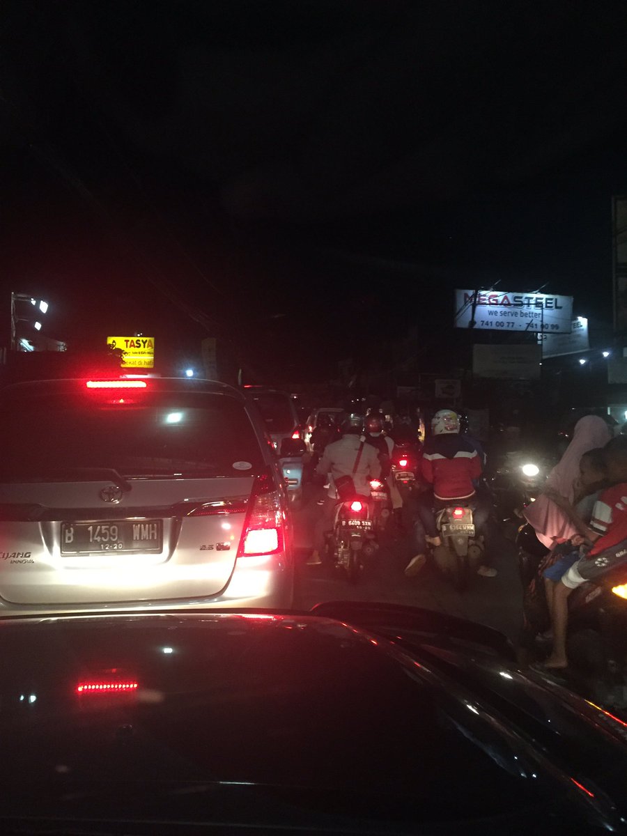 TMCPoldaMetro's tweet photo. 19:23 Lalu lintas dari Cirendeu menuju Pamulang padat https://t.co/V1PyoY191V (Foto:@yudha_yunanto)
