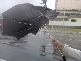 1dreadpool's tweet image. qnd seu guarda chuva começa a fazer gracinha na rua