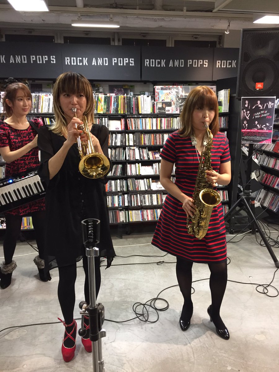 NBtomoki's tweet photo. レスザン「999」発売記念インストアライブin HMV recordshop渋谷。
メンバーは5人だったけど、トラックリズム隊でのパフォーマンスを最前列ど真ん中で目の前で楽しめました。期待通りの女性版インコグニート調でいい感じでした👍
#lessthan1thousand https://t.co/Mpn5GheCki