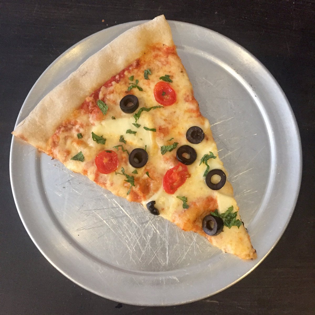 ProvenSlices's tweet photo. Today's special is halloumi, olives and cherry tomatoes finished with a sprinkling of fresh mint 👌

#Pizza #Foodporn https://t.co/TZmtntQ8Be