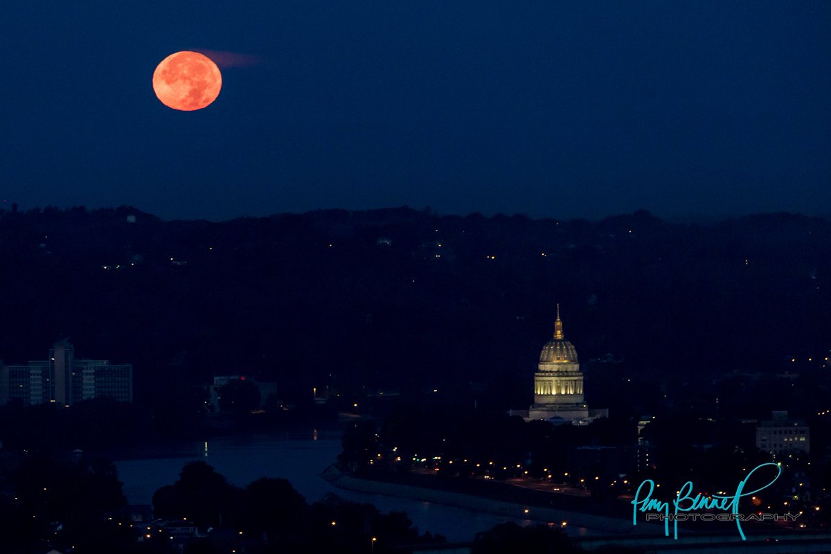 PerryB_Photo's tweet photo. The 2016 Super Moon over the #WVCapitol in @CharlestonWV. November 14, 2016 6:38am #2016Supermoon #supermoon @SpotlightWV @spann @GoToWV https://t.co/73CLU1gH7t