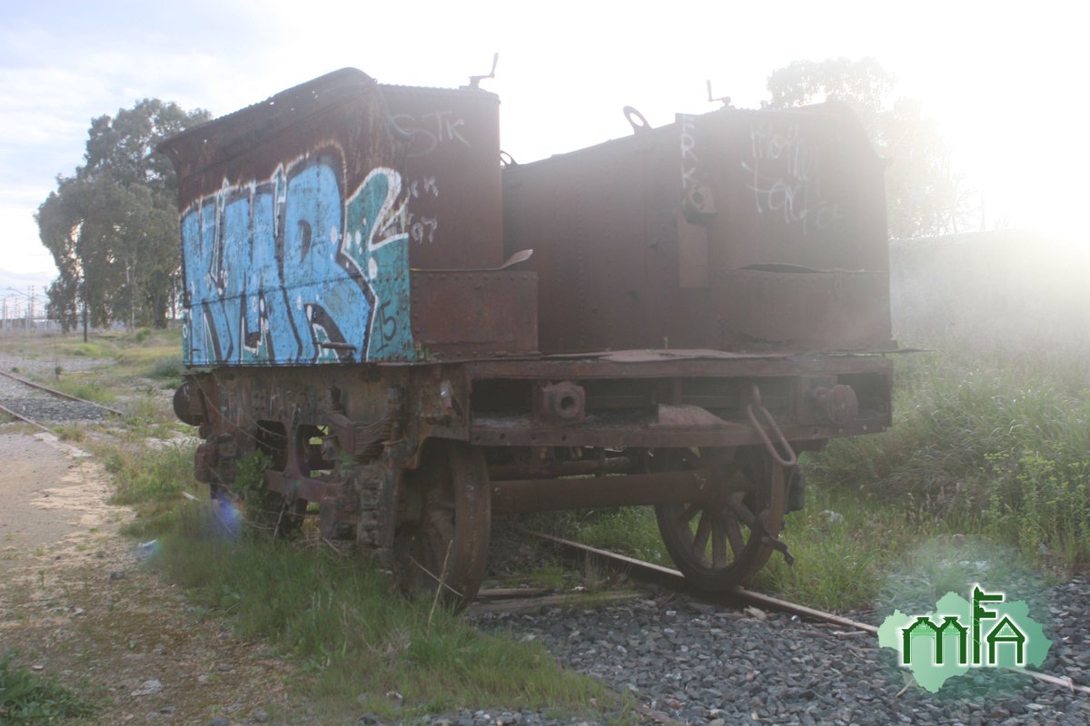 Estado del tender de una locomotora de vapor. Abandonado, grafiteado y en pésimo estado de conservación.