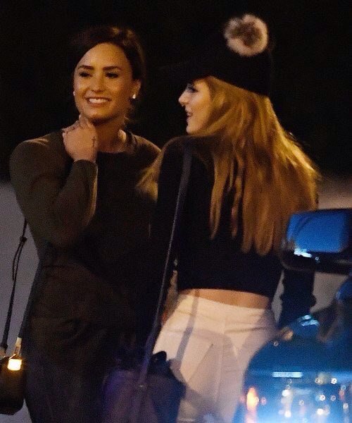 pfvrlovat0's tweet photo. demi lovato e bella thorne saindo juntas que belo dia para estar vivo https://t.co/LmQHcCJ9xU