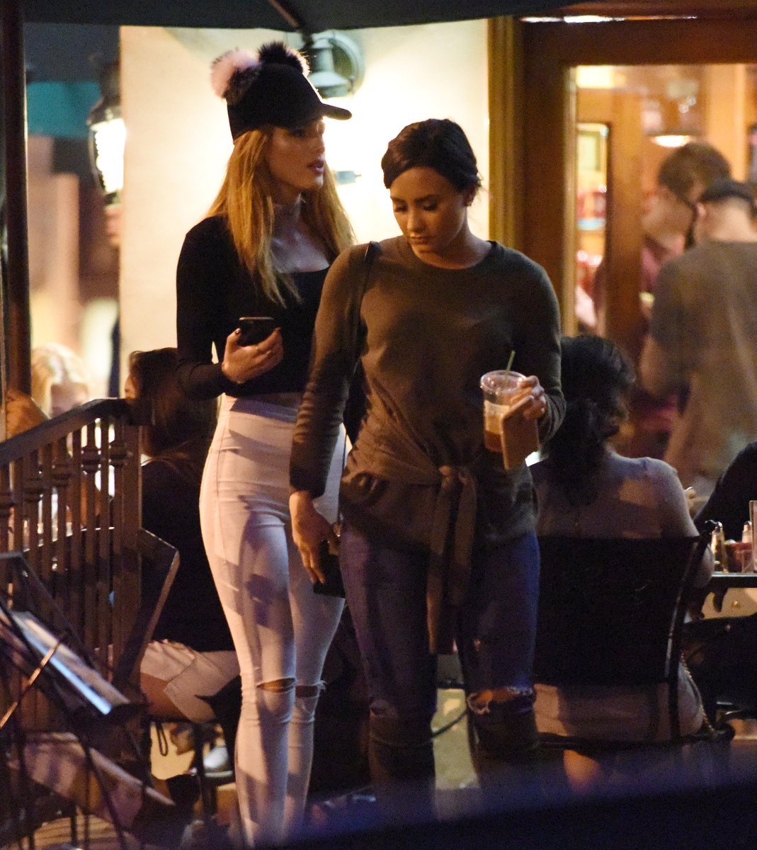 pfvrlovat0's tweet photo. demi lovato e bella thorne saindo juntas que belo dia para estar vivo https://t.co/LmQHcCJ9xU