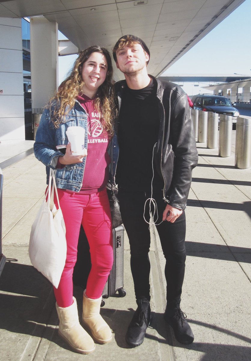 5SOSValencia's tweet photo. Ash y Luke con @boopsy429 en el aeropuerto de NYC - S https://t.co/Ux6DGbh01g