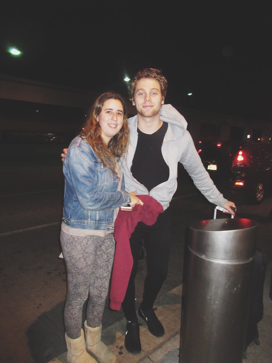 5SOSValencia's tweet photo. Ash y Luke con @boopsy429 en el aeropuerto de NYC - S https://t.co/Ux6DGbh01g