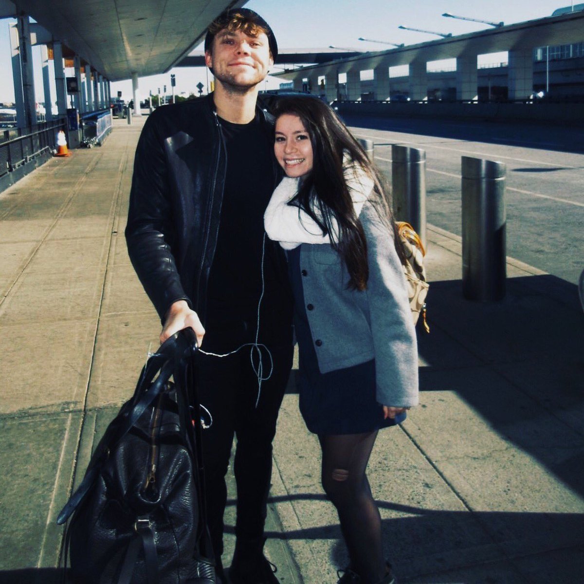 5SOSValencia's tweet photo. Ash y Luke con @nocontrolszarry en el aeropuerto de NYC-S https://t.co/a4AfYCo3gt