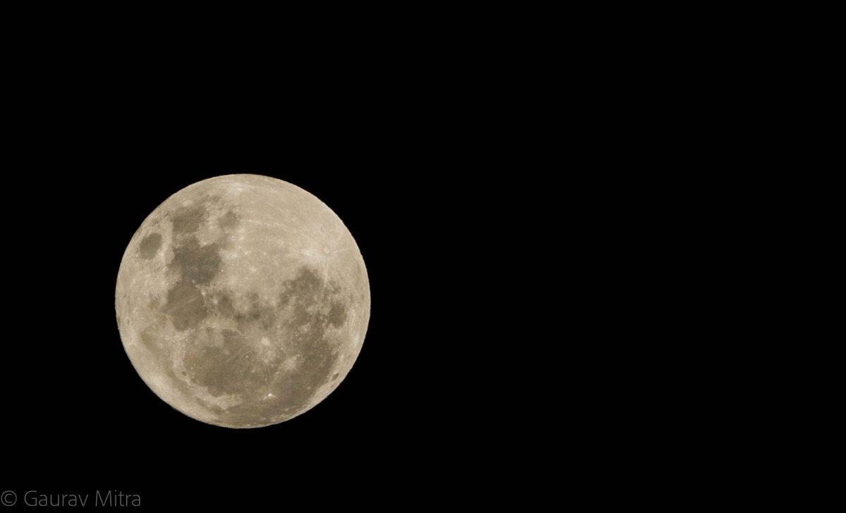 dudegaurav's tweet photo. #supermoon #fromourbalcony #200mm #nikon #themoonsmilesdownonus https://t.co/fz0SGcHHuW
