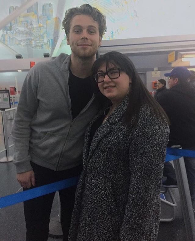5SOSValencia's tweet photo. Luke con fans en el aeropuerto de NYC -S https://t.co/yuXYSYizIh