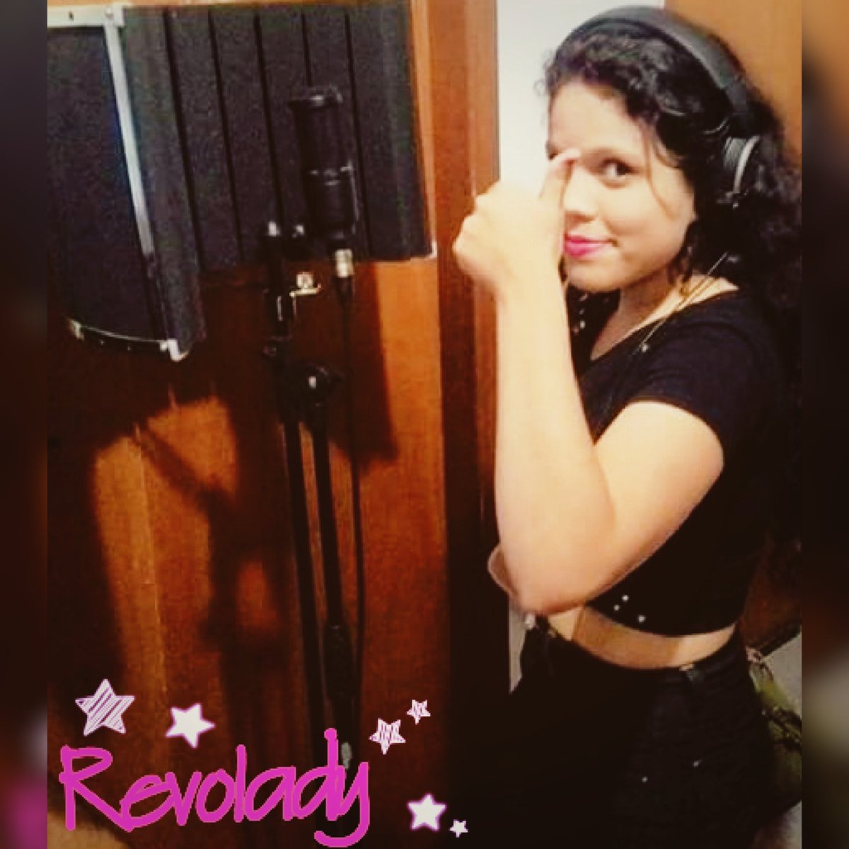 RevoladyBand's tweet photo. E a Rayssa já tá Workando! 🎧🎤🎶
#RevoladyEp #MasterEstudio #Ray 📷💀💀 https://t.co/UYFnswPSFM