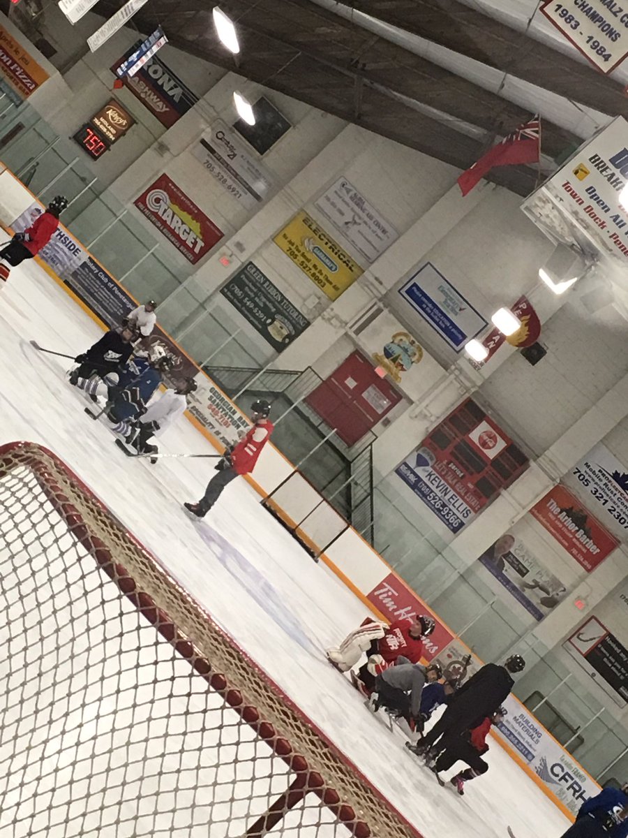 ESLC_Schartrand's tweet photo. Les élèves dédiés de l'équipe de hockey feminine de @ESLeCaron font une course à relais.  Merci aux élèves entraîneurs Luc, Gavin et Andy! https://t.co/jOjkpxdbzd