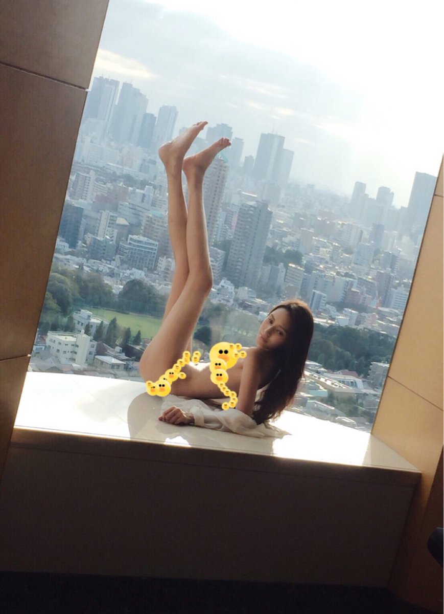 この間ヤングマガジンさんの撮影をしてきました、撮影風景チラッと。 

カメラマンさんもめっちゃ面白くて楽しかったです、、、

まだ見せれない衣装隠したらカオスな感じになってしまった（笑）センス（笑）

11月21日に発売なので良かったら見てください❤️ https://t.co/rPXJe9kQFv