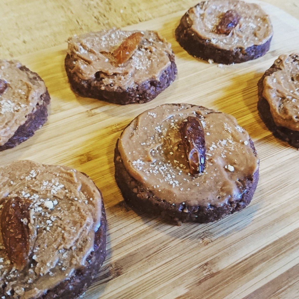cindy_buquet's tweet photo. Raw Mulberry & Seed and Chocolate Walnut Treats. Organic, Vegan, Free from Sugar and Gluten. #thebuttonwarehouse https://t.co/4KyV3O9HeH